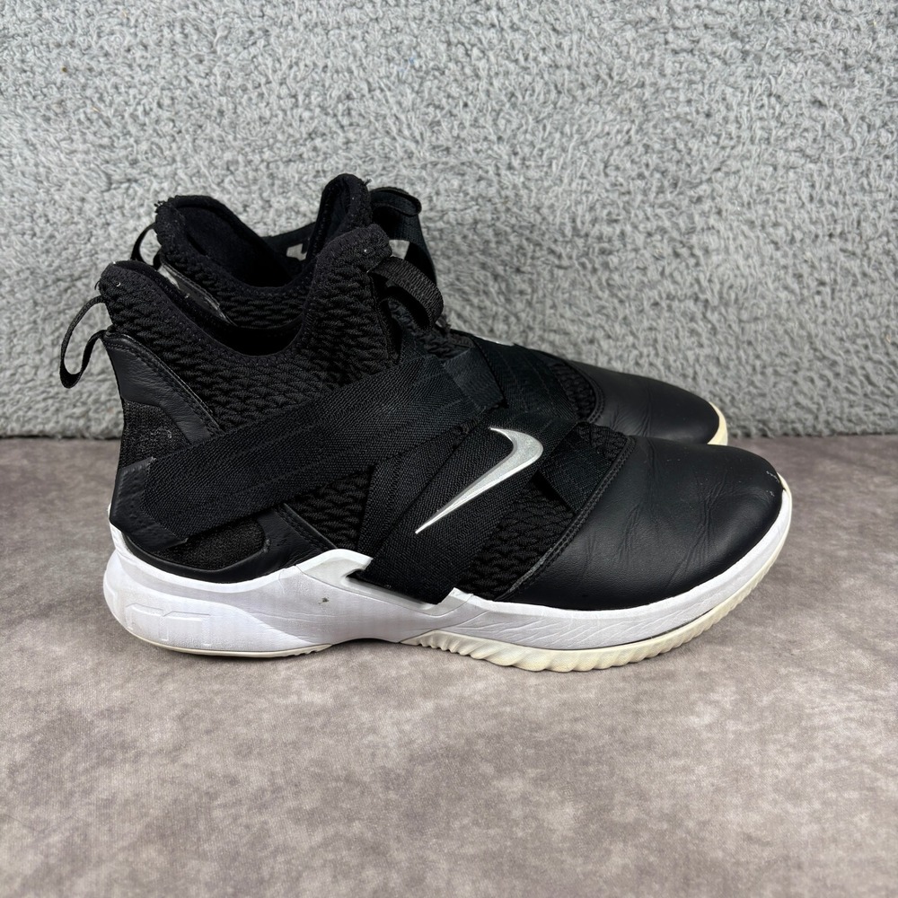 Nike Basketball Shoe Mens 9.5 Black LeBron Soldier 12 GS AT3872-001 Laceless